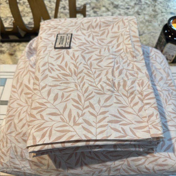 WILLIAM MORRIS 
Cotton Plaster Pink Leaf King Sheet Set - Picture 7 of 8